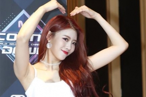 [포토] 러블리즈 이미주, 예쁜 하트와 함께 입장