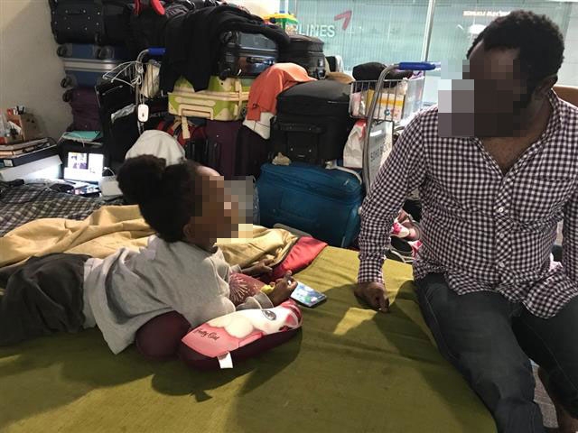 인천공항에서 175일째 체류하고 있는 아프리카 콩고 출신 앙골라인 루렌도 은쿠카가 여섯살 딸 그라샤와 소파를 이어 만든 침대 위에서 서로를 마주보고 있는 모습. 시민단체 ‘난민과손잡고’ 제공