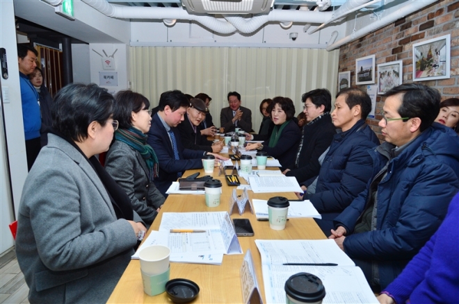 동자동 쪽방촌에서 진행중인 민생실천위원회 주거빈곤 간담회.