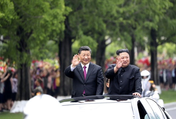 카퍼레이드 하는 시진핑(왼쪽) 중국 국가주석과 김정은 북한 국무위원장