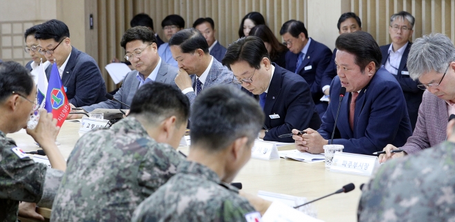 이재명(오른쪽에서 세 번째) 경기도지사, 최대호(두 번째) 안양시장, 남영신 지상작전사령관(육군대장) 등 3개 기관장과 관계자들이 박달동 군부대 탄약고 지중화를 위한 정책간담회에서 의견을 나누고 있다. 안양시 제공 