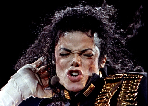 마이클 잭슨이 1993년 8월 27일 태국 방콕에서 ‘위험한 세계 여행’ 공연을 하는 모습. 로이터 연합뉴스