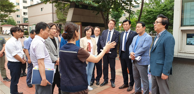 환경수자원위원회 붉은수돗물 발생 아파트 현장 방문 사진