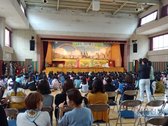 김포 고촌초등학교 이색진로체험 행사에서 정윤아·유하령양이 판소리 춘향가 중 사랑가 대목을 부르고 있다.