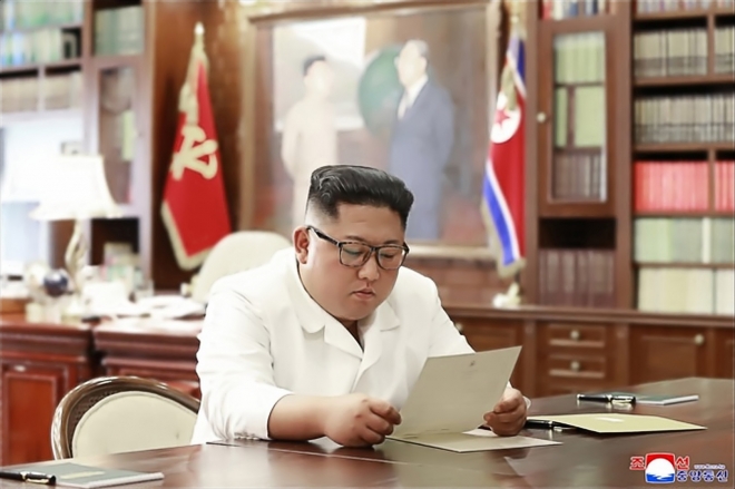 조선중앙통신이 23일 홈페이지에 공개한 사진에서 김정은 북한 국무위원장이 집무실로 보이는 공간에서 트럼프 대통령의 친서를 읽는 모습. 2019.6.23 연합뉴스
