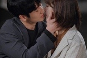 ‘봄밤’ 한지민♥정해인, 키스신 비하인드 공개 ‘미소가 절로’