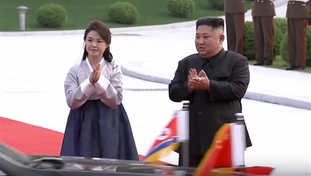 박수치는 김정은 위원장·리설주 여사
