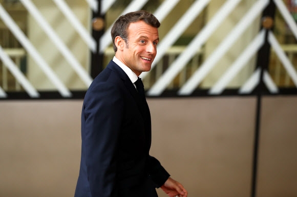 2019 (Xinhua) -- French President Emmanuel Macron arrives for the EU summer summit in Brussels, Belgium, June 20, 2019. (Xinhua/Zhang Cheng)/2019-06-21 01:05:51/ <저작권자 ⓒ 1980-2019 ㈜연합뉴스. 무단 전재 재배포 금지.>