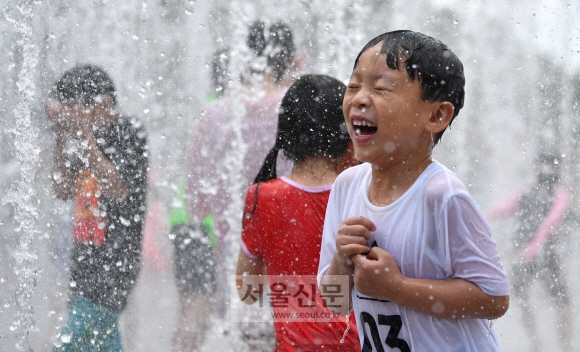 23일 서울숲 분수에서 어린이들이 물놀이를 하고 있다. 2019.6.23 박지환기자 popocar@seoul.co.kr