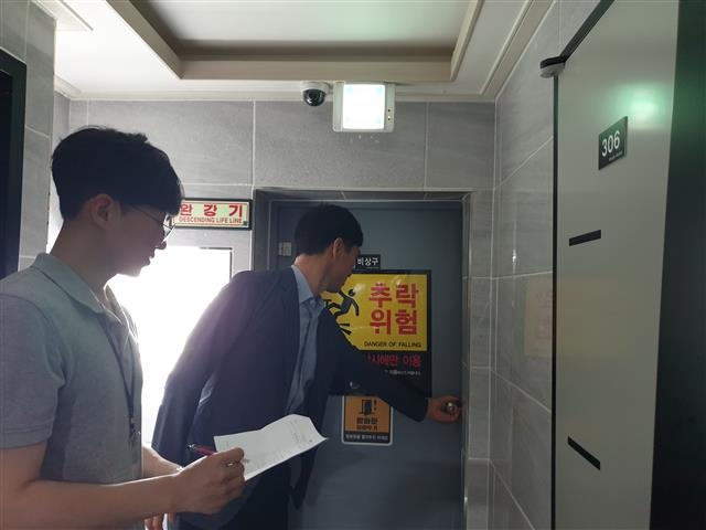 지난 19일 서울 동작구 노량진의 한 고시원에서 구청 직원들이 비상구 위치, 층수 등을 조사하고 있다. 동작구 제공