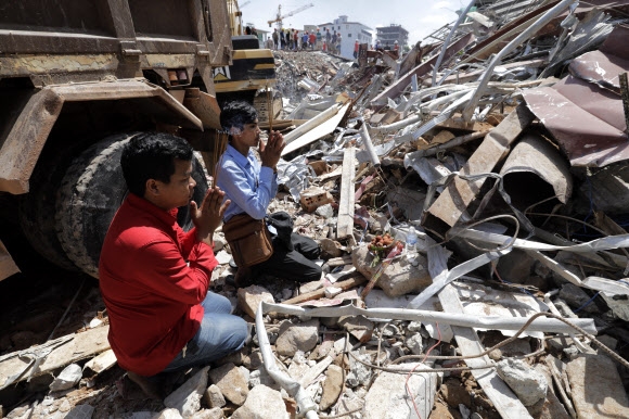 캄보디아서 中이 짓던 건물 붕괴로 수십명 사망… “돌아오라” 간절한 기도 
