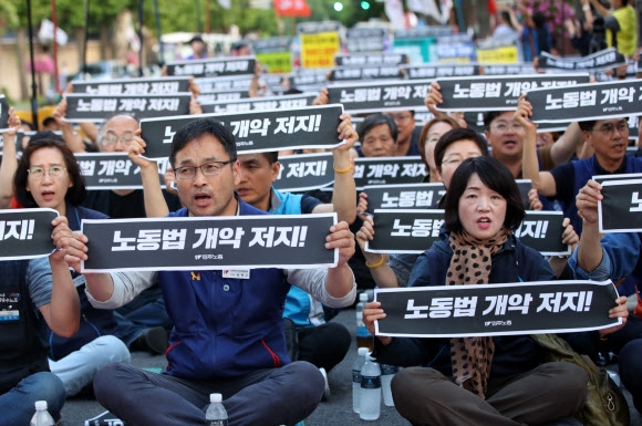 민주노총 수도권 지역 간부들이 지난 22일 서울 종로구 청와대 인근에서 결의대회를 열고 전날 구속된 김명환 위원장의 석방과 노동탄압 중단을 촉구하고 있다. 연합뉴스