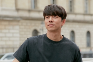 “공유 is 뭔들” 파리 사로잡은 올블랙 패션 ‘시크美’