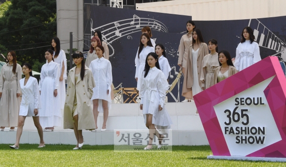 22일 서울시청광장에서 모델들이 서울365패션쇼에 참여한 최정수 디자이너의 옷을 입고 워킹을 하고 있다.  2019.6.22  정연호 기자 tpgod@seoul.co.kr