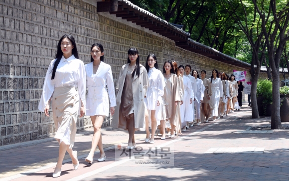 22일 서울 덕수궁길에서 모델들이 서울365패션쇼에 참여한 최정수 디자이너의 옷을 입고 워킹을 하고 있다.  2019.6.22  정연호 기자 tpgod@seoul.co.kr