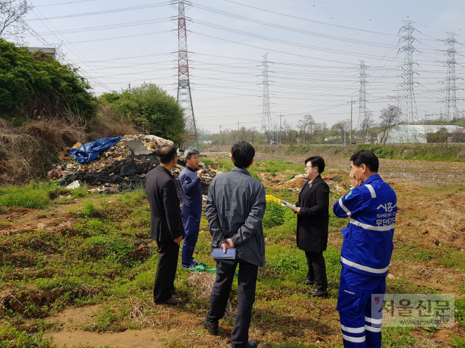 지영림(오른쪽 두 번째) 호민관이 폐기물 무단투기 처리요구 민원에 대해 현장을 찾아가 민원인, 관계부서와 함께 논의하고 있다. 시흥시 제공
