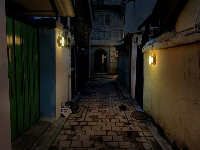 서울 종로구 골목에 ‘집주소 조명’이 설치된 모습. 종로구 제공