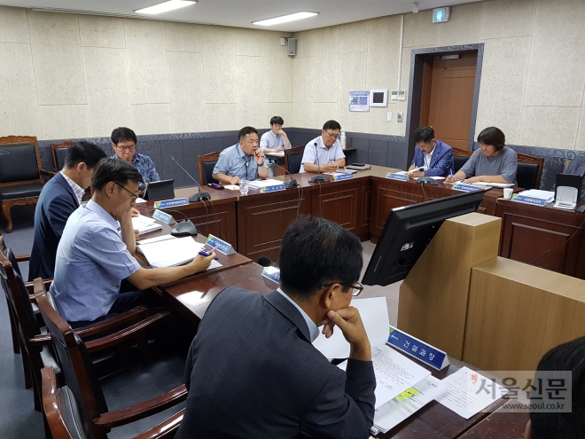 24일 여주시청 회의실에서 김현수 부시장 주재로 국장, 과장, 팀장 등 30여명이 참석한 가운데 63개 공약사업 추진상황을 점검하고 있다.                 여주시 제공