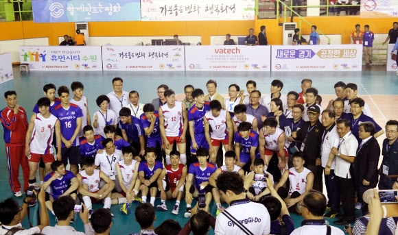 남북한 남자배구팀 “우리는 하나”
