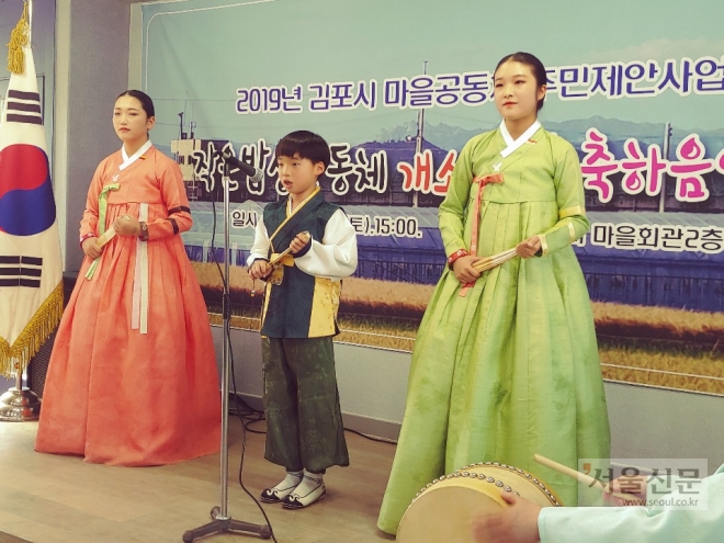 작은밥상공동체 개소식 축하공연에서 양준모(가운데)군과 유하령, 정윤아(오른쪽)양이 흥보가 중 박타는 대목을 부르고 있다.