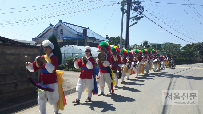 작은밥상공동체 개소식에 앞서 하성두레농악단이 길놀이를 하고 있다.