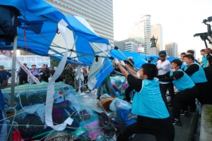 공화당 광화문 천막 결국 철거…“빨갱이 물러가라” 극렬 저항