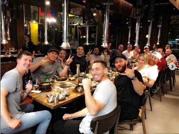 류현진 부부, 애리조나 한국 식당에서 다저스 동료들과 식사