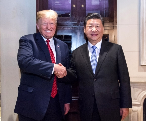 도널드 트럼프(왼쪽) 미국 대통령과 시진핑 중국 국가주석. AP 연합뉴스 자료사진