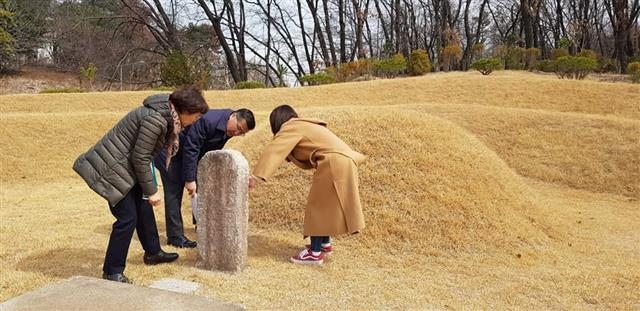 류경기(가운데) 중랑구청장이 지난 3월 묵동에 위치한 ‘숙선옹주(선빈)안씨 묘’를 방문해 보존 상태를 살펴보고 있다. 중랑구 제공