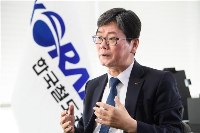 손병석 코레일 사장이 25일 대전 본사 집무실에서 철도 안전 대책과 2021년 동력분산식 고속열차 투입 등 현안에 대해 설명하고 있다. 코레일 제공