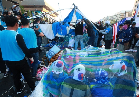기습 철거 25일 서울시와 용역업체 직원들이 공화당 천막을 당원들의 저항 속에 철거하고 있다. 연합뉴스