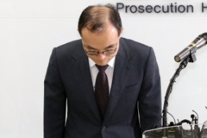 퇴임 코앞에서… ‘檢 과거’ 뭉뚱그려 사과한 문무일