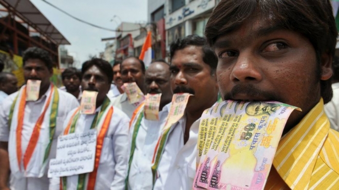 인도 서벵골주 하이데바라드의 사회운동가 안나 하자레 지지지들과 텔루구 데삼당(TDP) 당원들이 집회 도중 입에 가짜 지폐를 문 채 부패 정치인들은 주민들의 돈을 토해내라고 요구하고 있다. 하이데바라드 AFP 연합뉴스