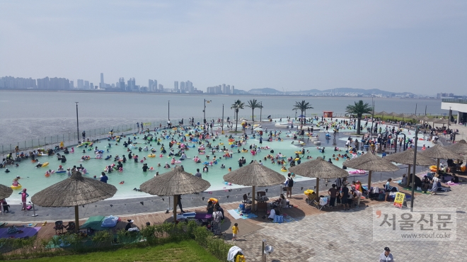지난해 배곧한울공원 해수체험장에 많은 인파가 몰려 해수욕을 즐기고 있는 모습. 시흥시 제공
