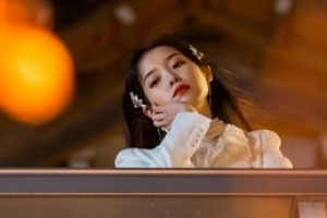 ‘호텔 델루나’ 이지은X여진구, 첫 만남 스틸 “상상했던 것과 달라”