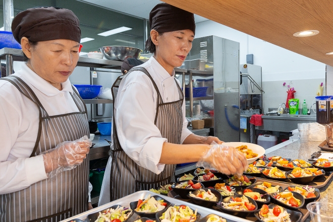 지난 25일 개장한 의왕시니어클럽 디저트&간편식 사업단에서 운영하는 ‘찬란한 새참’ 고천동 매장. 의왕시 제공