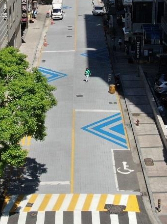 미관을 고려 각종 문양을 입힌 보행자 중심의 안전한 도로로 산뜻하게 변신한 관평로 일대. 안양시 제공 