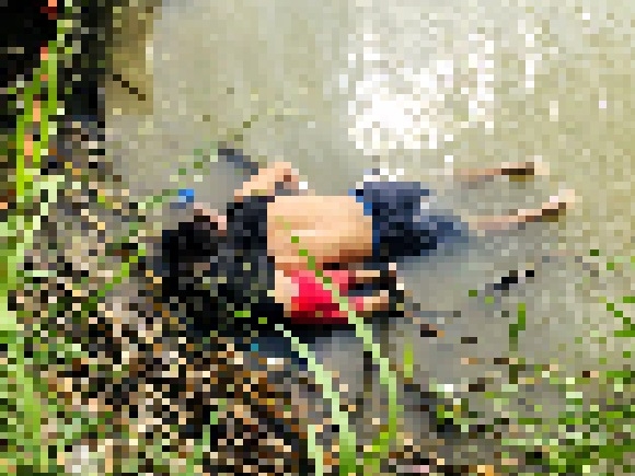 리오그란데강의 멕시코 국경 지역에서 발견된 마르티네즈와 딸 발레이아. 마타모로스 AP 연합뉴스