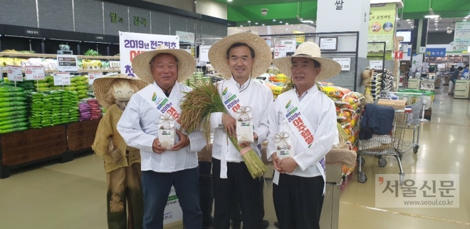 27일 이항진(가운데)시장이 농협하나로클럽 양재점에서 올해 첫 수확한 햅쌀 출하 행사를 하고 있다.                (여주시 제공)