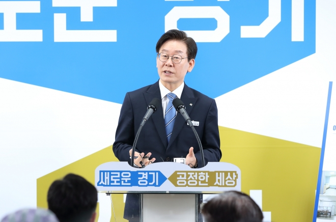 이재명 경기도지사가 27일 경기도청 브리핑룸에서 취임 1주년 기자회견을 하고 있다. 경기도제공