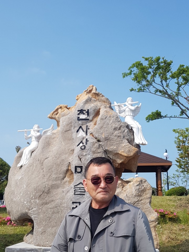 세계 30여개 성지의 성상을 제작한 최바오로(영철) 작가가 ‘천사상 미술관’에 대해 설명하고 있다.