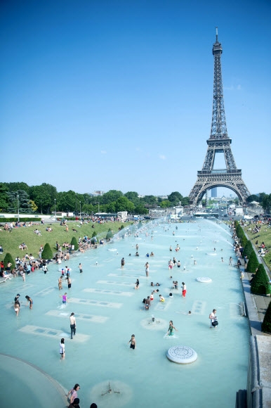 유럽 40도 때이른 폭염… 수영장 된 에펠탑 분수