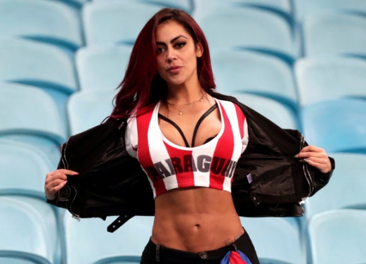 [포토] ‘응원도 섹시하게’… 눈길 사로잡는 미모의 축구팬