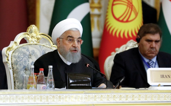 하산 로하니(왼쪽) 이란 대통령이 지난 15일(현지시간) 타지키스탄 수도 두샨베에서 열린 아시아상호협력신뢰구축(CICA) 제5차 정상회의에서 발언하고 있다. 2019.06.28 두샨베 로이터 연합뉴스