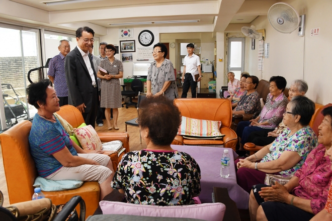 김선갑(왼쪽에서 세번째) 광진구청장이 지난해 여름 지역내 어르신 무더위 쉼터를 방문해 어르신들과 환담을 나누고 있다. 광진구 제공