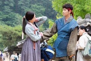 ‘조선생존기’ 강지환X경수진 “혜진아 가지마” 미묘한 이별 현장
