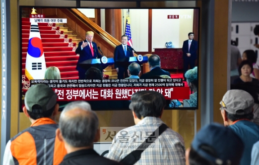 [서울포토] TV 통해 한미 정상회담 바라보고 있는 시민들