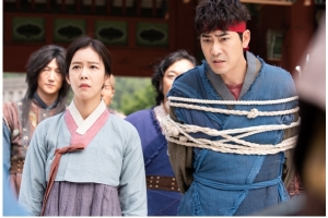 ‘조선생존기’ 강지환X경수진, 점점 격해지는 흙길 “고생 3종세트”