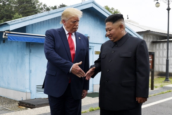 방한 중인 도널드 트럼프 미국 대통령이 30일 판문점을 방문해 김정은 북한 국무위원장을 만나 인사를 나누고 있다.  AP 연합뉴스