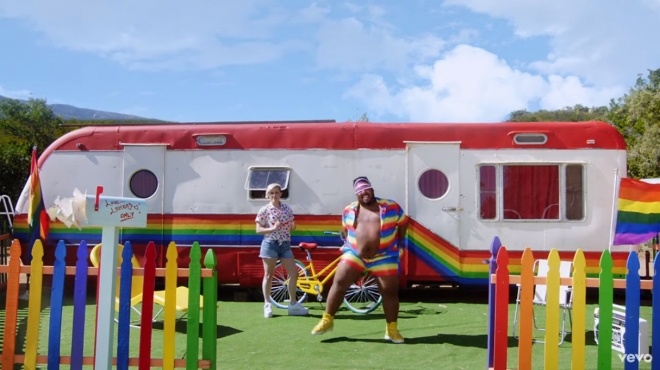 LGBT 혐오를 조롱한 테일러 스위프트의 ‘유 니드 투 캄 다운’ 뮤직비디오 한 장면.